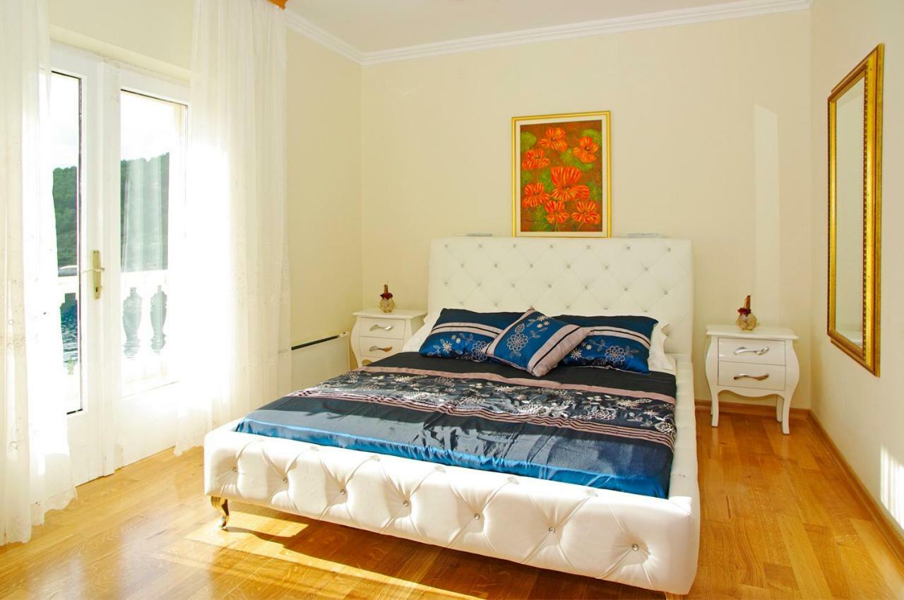 Waterfront Villa With Pool Вела-Лука Екстер'єр фото