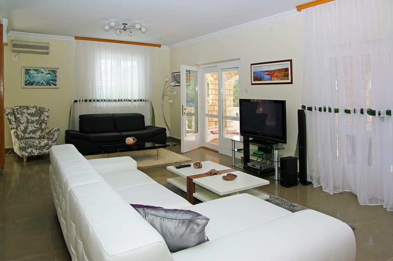 Waterfront Villa With Pool Вела-Лука Екстер'єр фото